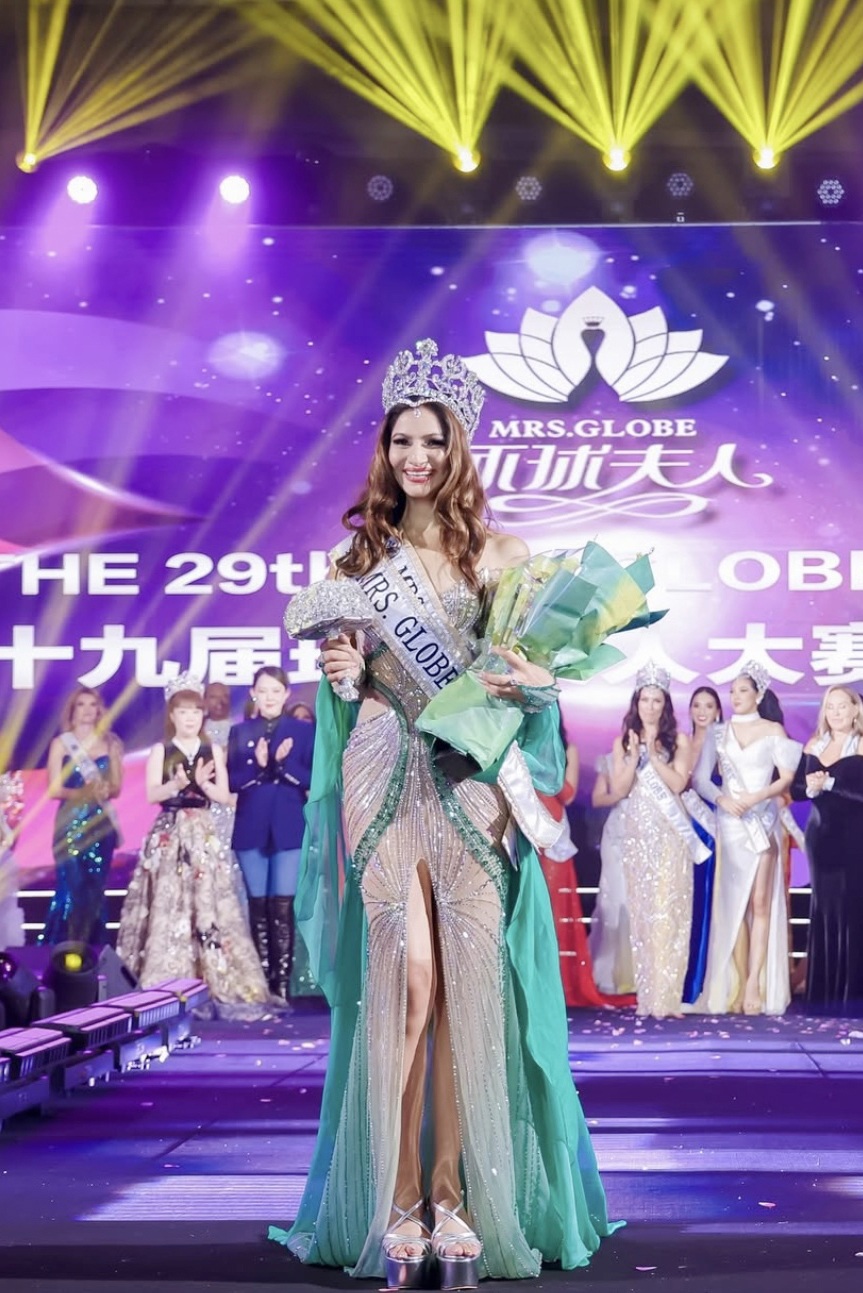 Hoa hậu Hoàn vũ và 7 hoa hậu đăng quang khi mặc váy của một nhà thiết kế - 5 Hoa hậu Hoàn vũ và 7 hoa hậu đăng quang khi mặc váy của một nhà thiết kế - 5