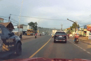 Xe bán tải vượt ẩu, lập tức nhận bài học xứng đáng