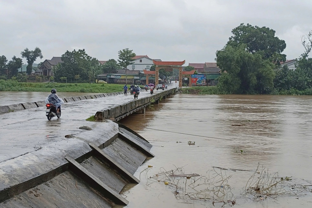 Lũ cuồn cuộn đổ về sông Ngàn Phố, nhiều trường cho học sinh nghỉ học - 1