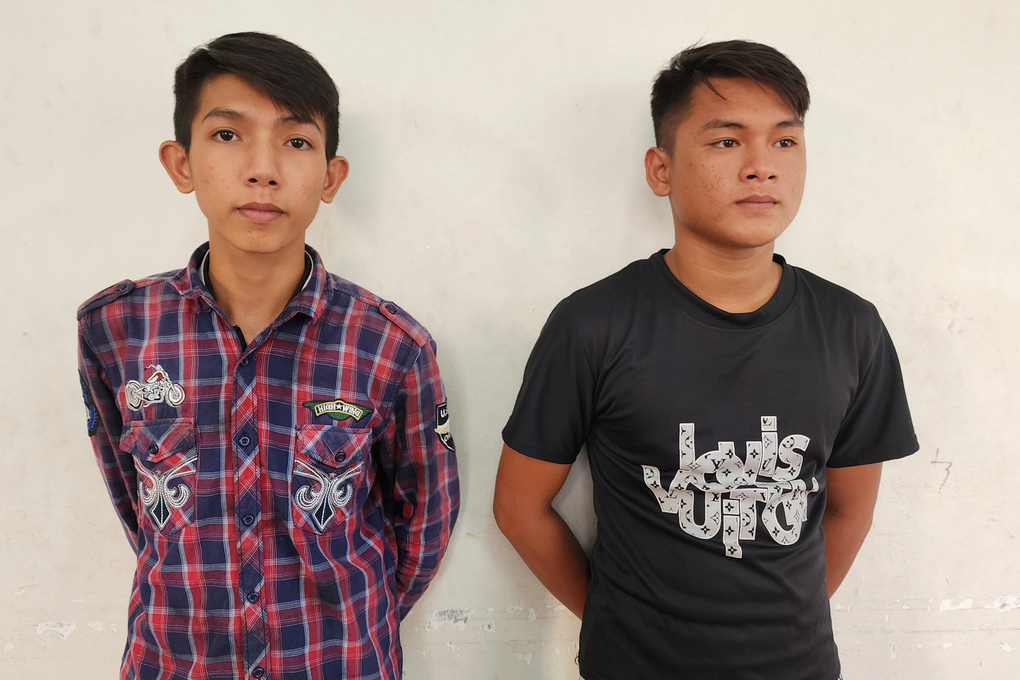 2 cặp vợ chồng cướp điện thoại của học sinh, bị bắt khi đang chia tiền - 1 2 cặp vợ chồng cướp điện thoại của học sinh, bị bắt khi đang chia tiền - 1