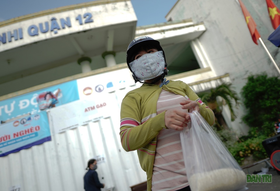 ATM gạo - Dòng chảy yêu thương trong những ngày đại dịch - 8 ATM gạo - Dòng chảy yêu thương trong những ngày đại dịch - 8