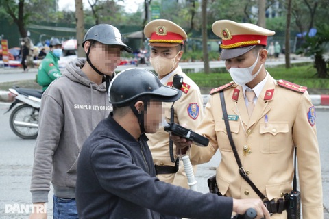CSGT phát hiện 25 lái xe dưới 18 tuổi "dính cồn"