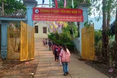 Nữ hiệu trưởng ở Sơn La từ chức sau phản ánh bữa ăn bán trú "nhiều bất cập"