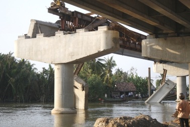 Tạm ngừng thi công, khám nghiệm hiện trường cầu Chợ Đệm