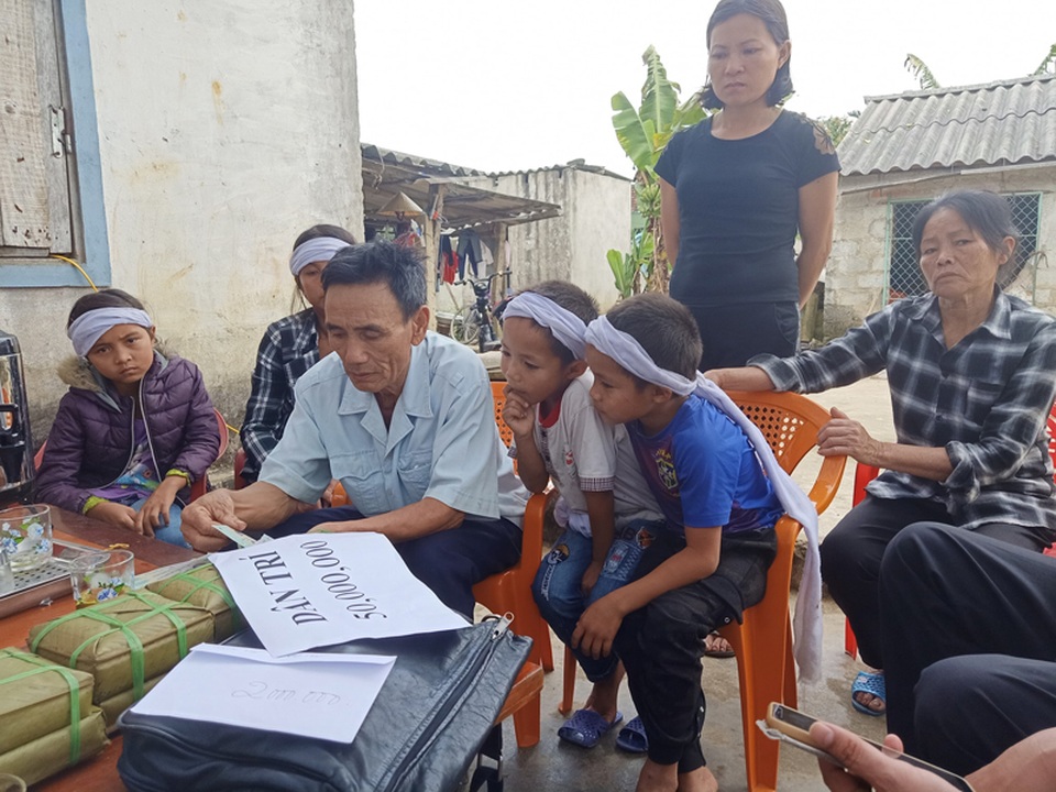 Những hình ảnh cảm động của bạn đọc Dân trí hỗ trợ nóng 4 em thơ mồ côi cha đón Tết - 9 Những hình ảnh cảm động của bạn đọc Dân trí hỗ trợ nóng 4 em thơ mồ côi cha đón Tết - 9