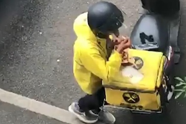 Hài hước: Nhân viên giao hàng lén ăn vụng đồ của khách