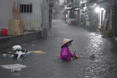 Nước ngập nửa người sau cơn mưa lớn ở TPHCM