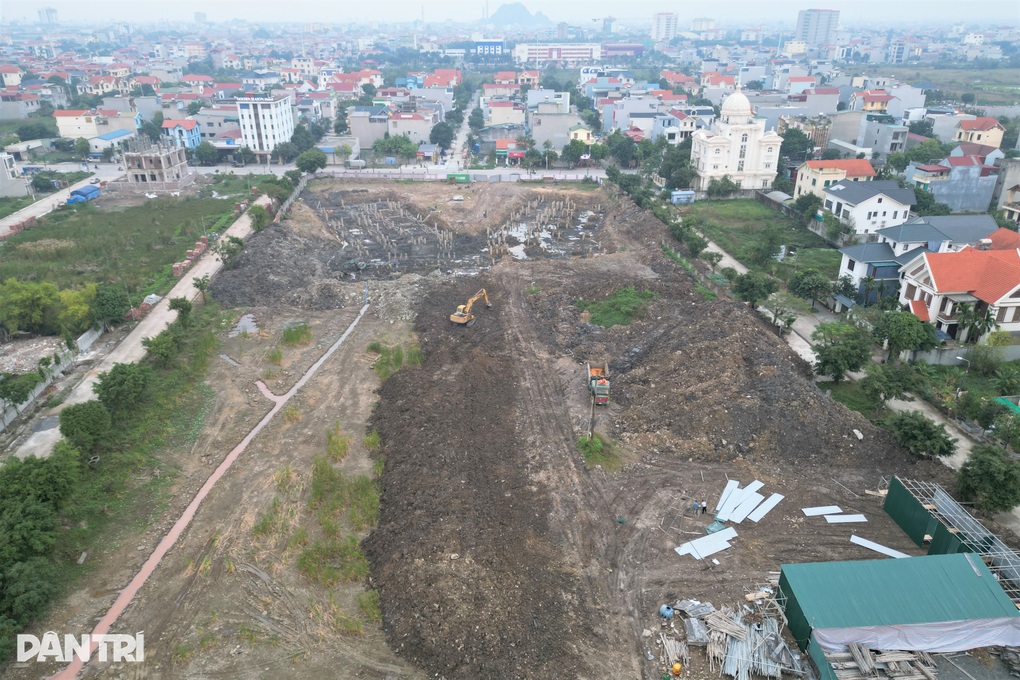 Doanh nghiệp xây trường học đổ đất thải tràn lan vỉa hè dân cư - 5