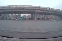 CSGT cho phép vượt đèn đỏ, tài xế có bị phạt nguội?