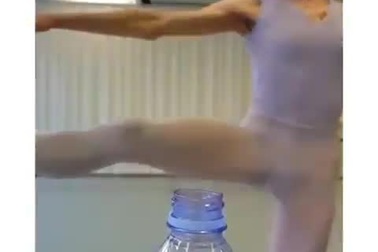Vũ công múa ballet đá bay nắp chai một cách nghệ thuật