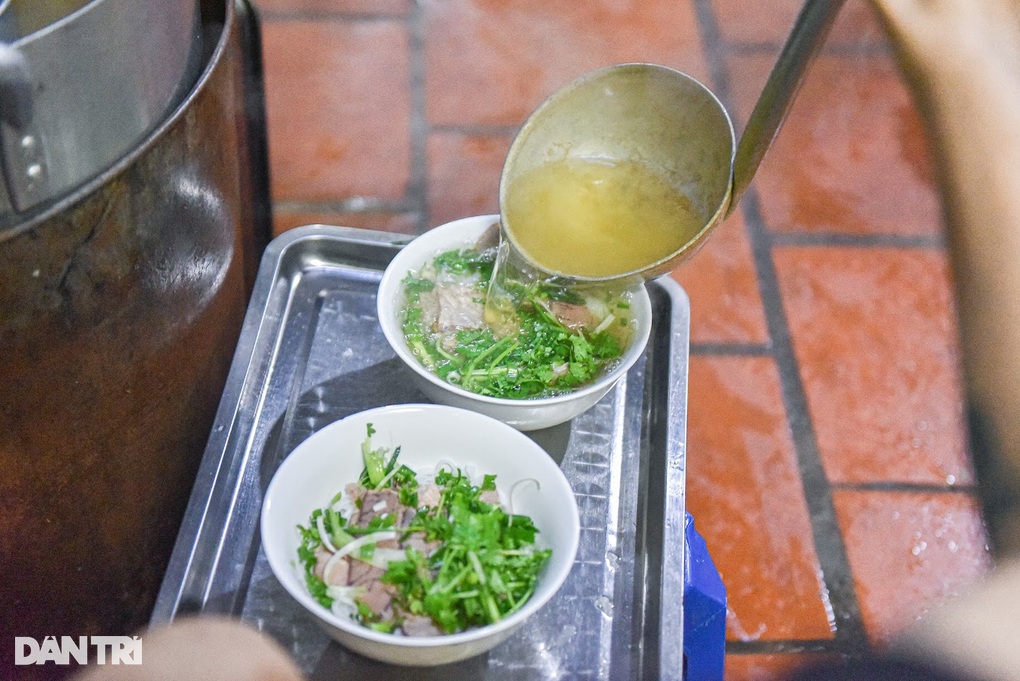 Những quán phở Hà Nội giá chỉ bằng nửa phở Thìn, khách đông nườm nượp - 6 Những quán phở Hà Nội giá chỉ bằng nửa phở Thìn, khách đông nườm nượp - 6