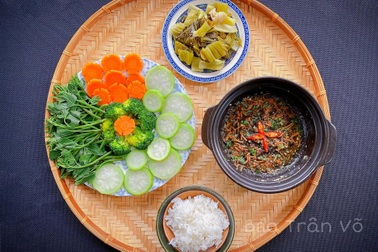 Cô gái Đồng Tháp khoe loạt mâm cơm chay thanh đạm, nấu chưa đầy một tiếng