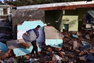 Miền Trung tan hoang sau bão Kalmaegi: Một đêm gió cuốn, làng chài đổ nát