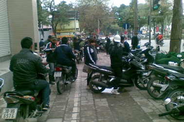 Hà Nội: Nan giải xử lý học sinh đi xe máy đến trường