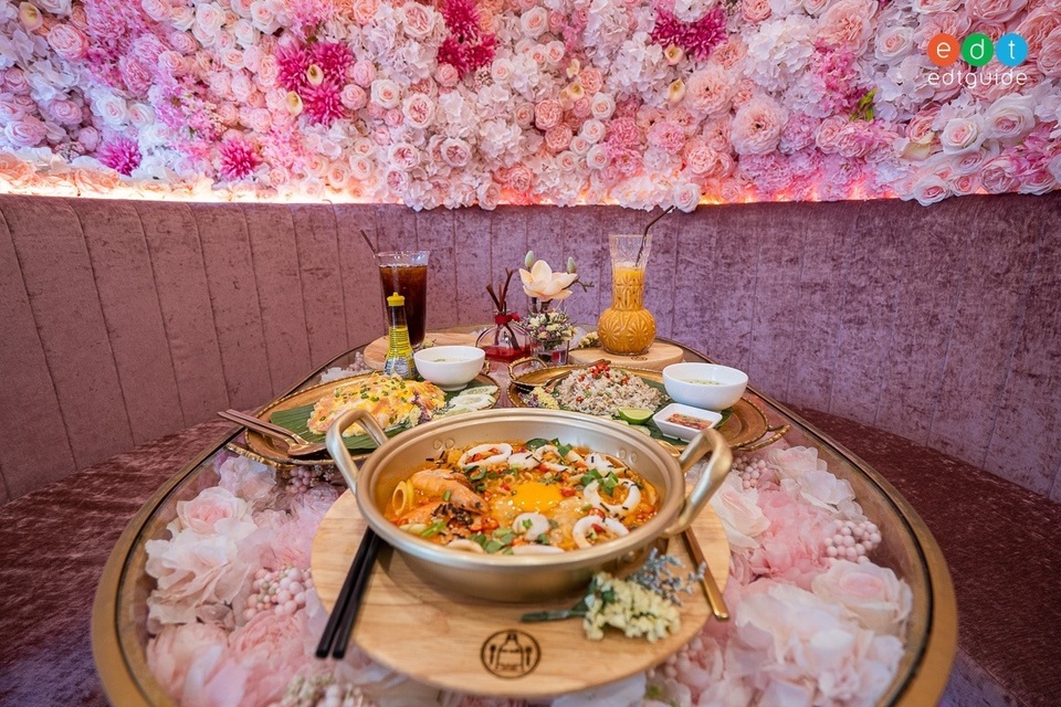 Quán cà phê như khu vườn cổ tích, trang trí ngập hoa hồng đẹp mê ly - 3 Quán cà phê như khu vườn cổ tích, trang trí ngập hoa hồng đẹp mê ly - 3