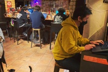 Quán cà phê Nhật Bản chỉ đón 10 khách, bắt "chạy deadline" xong mới được về