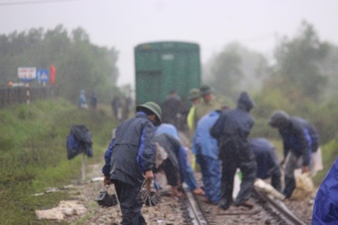 Đường sắt Bắc - Nam sạt lở, quốc lộ 9 tiếp tục “tê liệt”