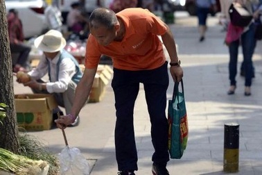 Người đàn ông đi ô tô siêu sang và hành trình nhặt rác 2 tiếng mỗi ngày