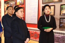 Thường trực Ban Bí thư thăm, tặng quà Tết cho bà con Làng Nủ