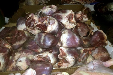 Hà Nội: Thu giữ hàng trăm kg tim lợn mốc xanh ở chợ Phùng Khoang