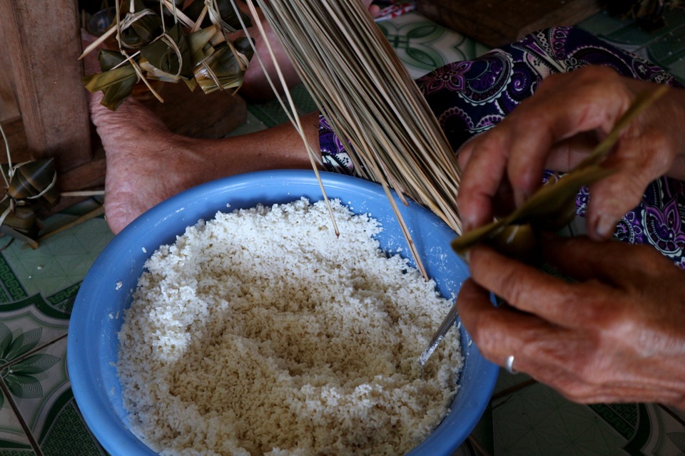 Bánh ú tro truyền thống tất bật vào vụ Tết Đoan Ngọ - 2 Bánh ú tro truyền thống tất bật vào vụ Tết Đoan Ngọ - 2