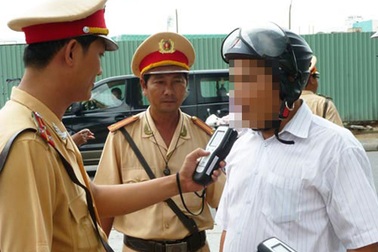 Thanh tra xây dựng xé áo CSGT