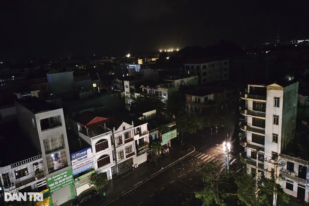 Hải Phòng, Quảng Ninh bị tê liệt nhiều nơi do bão số 3 - 1