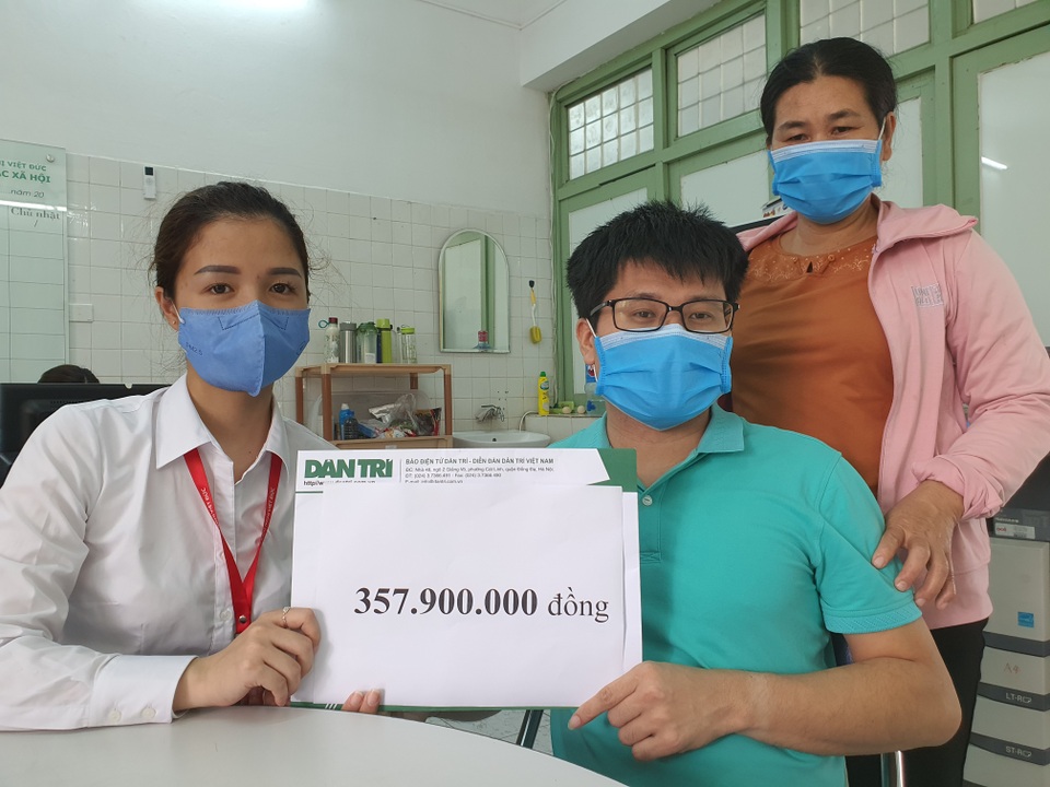 Chàng trai mồ côi: Lần đầu tập đi, mẹ con em ôm nhau bật khóc! - 2 Chàng trai mồ côi: Lần đầu tập đi, mẹ con em ôm nhau bật khóc! - 2