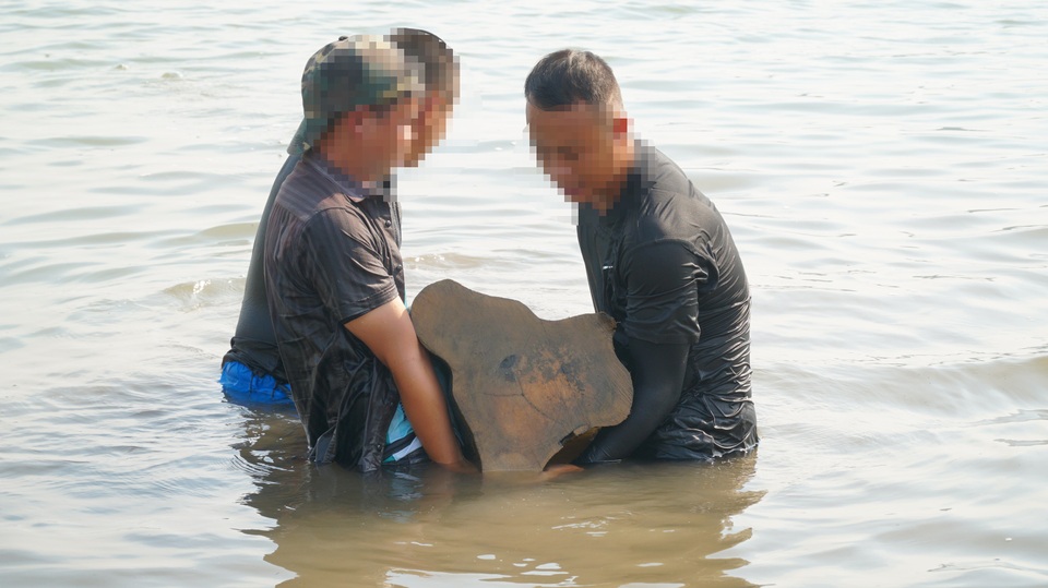 Hàng trăm cây gỗ tại công trường gỗ lậu bị đốt, tẩu tán dưới lòng hồ - 5 Hàng trăm cây gỗ tại công trường gỗ lậu bị đốt, tẩu tán dưới lòng hồ - 5