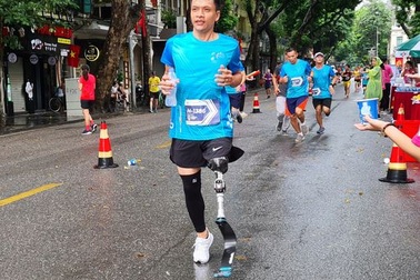 Nỗ lực phi thường của chàng trai khuyết tật tham gia đường đua 10km