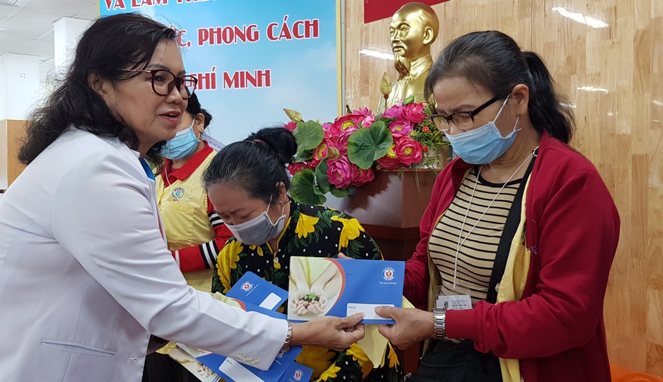 Nguyên Phó chủ tịch nước mang Tết sớm tới bệnh nhân ung thư - 5 Nguyên Phó chủ tịch nước mang Tết sớm tới bệnh nhân ung thư - 5