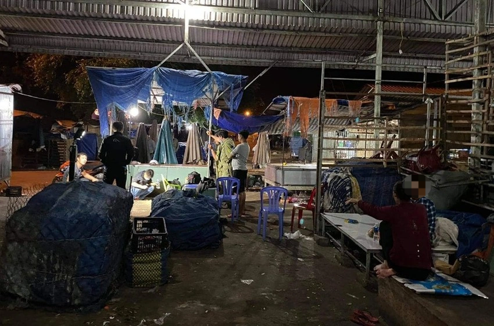 Đang ngủ trên võng, người đàn ông bị chém nhầm đến tử vong - 2 Đang ngủ trên võng, người đàn ông bị chém nhầm đến tử vong - 2