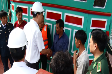 Cứu hộ thành công 6 thuyền viên bị nạn trên vùng biển Bạch Long Vĩ