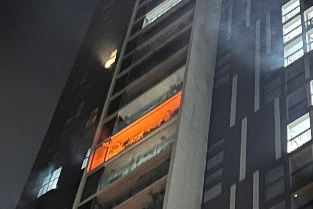Cháy căn hộ chung cư ở tầng 14 tòa nhà Chelsea Residence tại Hà Nội - 1