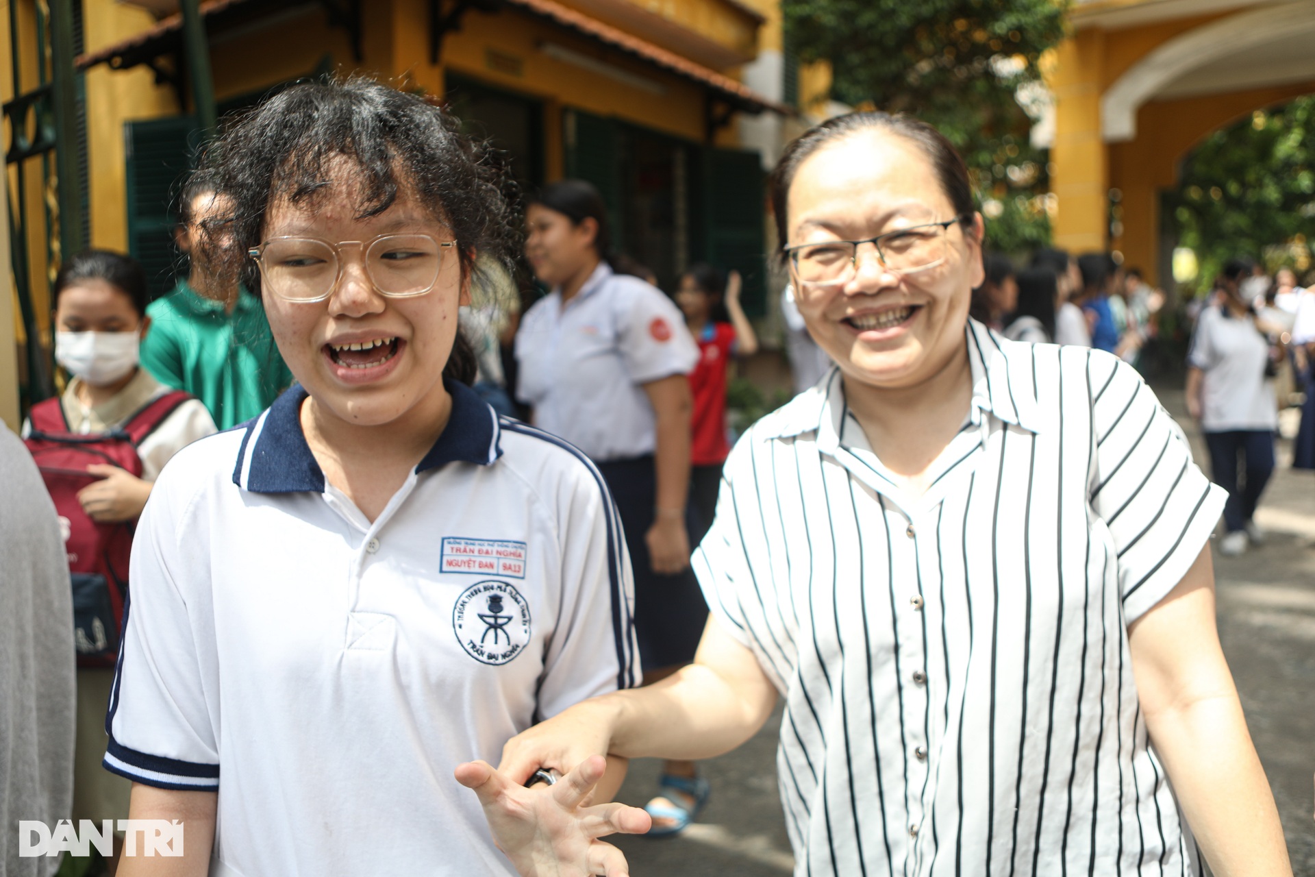 TPHCM: Đề văn thi vào lớp 10 vừa sức, phụ huynh ôm con ăn mừng hạnh phúc - 10 TPHCM: Đề văn thi vào lớp 10 vừa sức, phụ huynh ôm con ăn mừng hạnh phúc - 10
