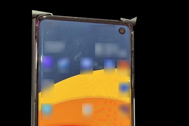 Ảnh thực tế Galaxy S10 lộ diện với màn hình “đục lỗ”