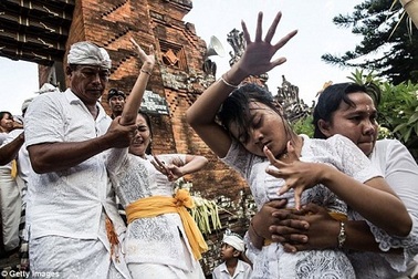 Nghẹt thở xem nghi lễ tôn giáo rùng rợn nhất thế giới