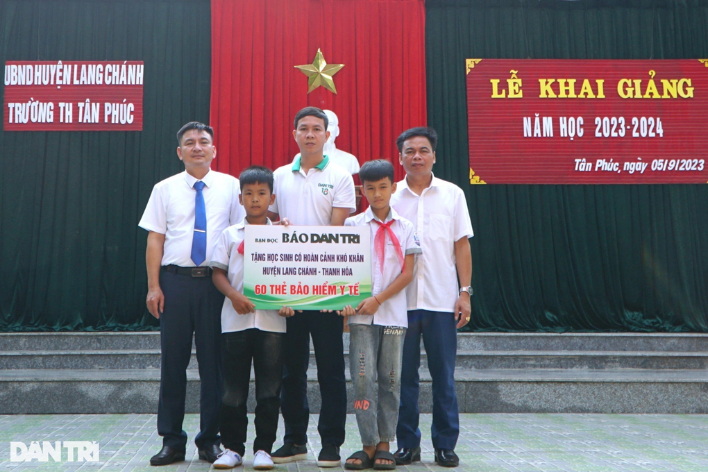 Thẻ BHYT là món quà ý nghĩa giúp học sinh khó khăn yên tâm tới trường - 1 Thẻ BHYT là món quà ý nghĩa giúp học sinh khó khăn yên tâm tới trường - 1