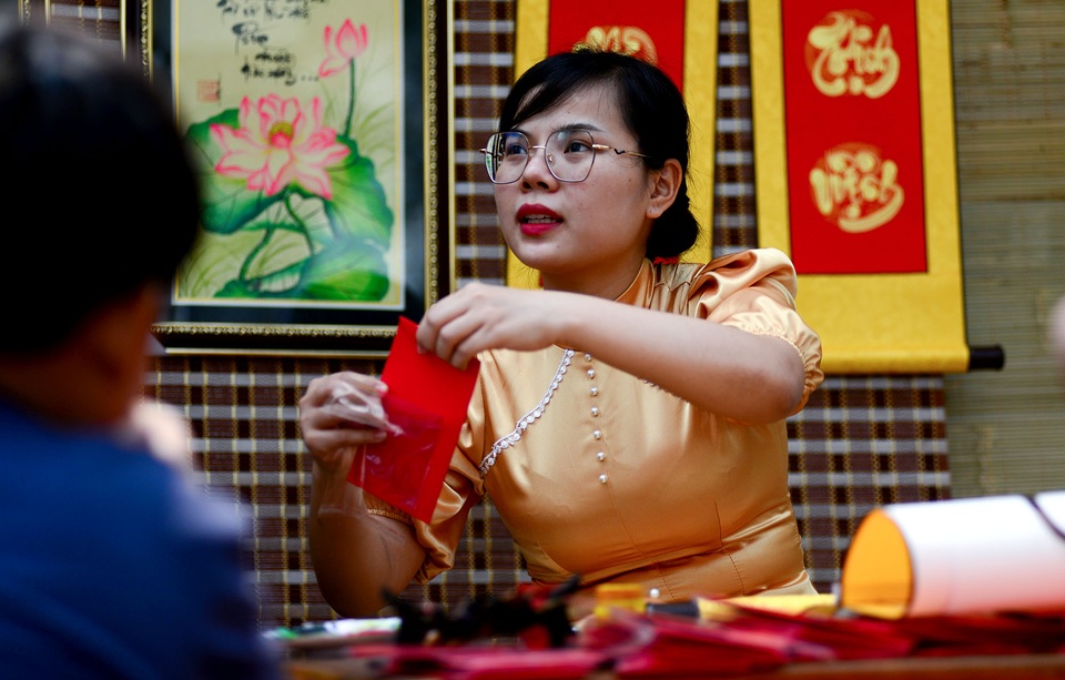 Bà đồ trên phố Sài Gòn.jpg Bà đồ trên phố Sài Gòn.jpg