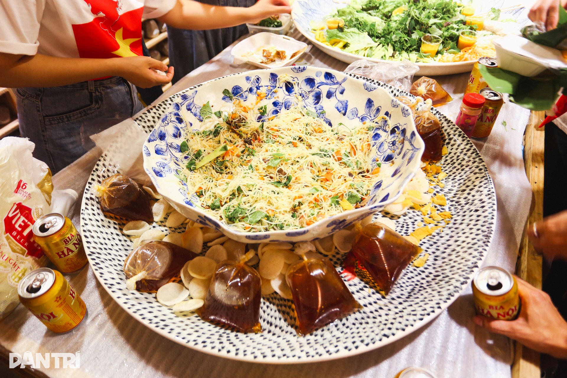 Chủ nhà mở tiệc, cho người dân ngủ nhờ chờ xem diễu binh - 8 Chủ nhà mở tiệc, cho người dân ngủ nhờ chờ xem diễu binh - 8