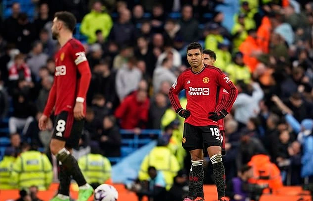 Coach Ten Hag was heavily criticized after Man Utd comprehensively lost to Man City - 2