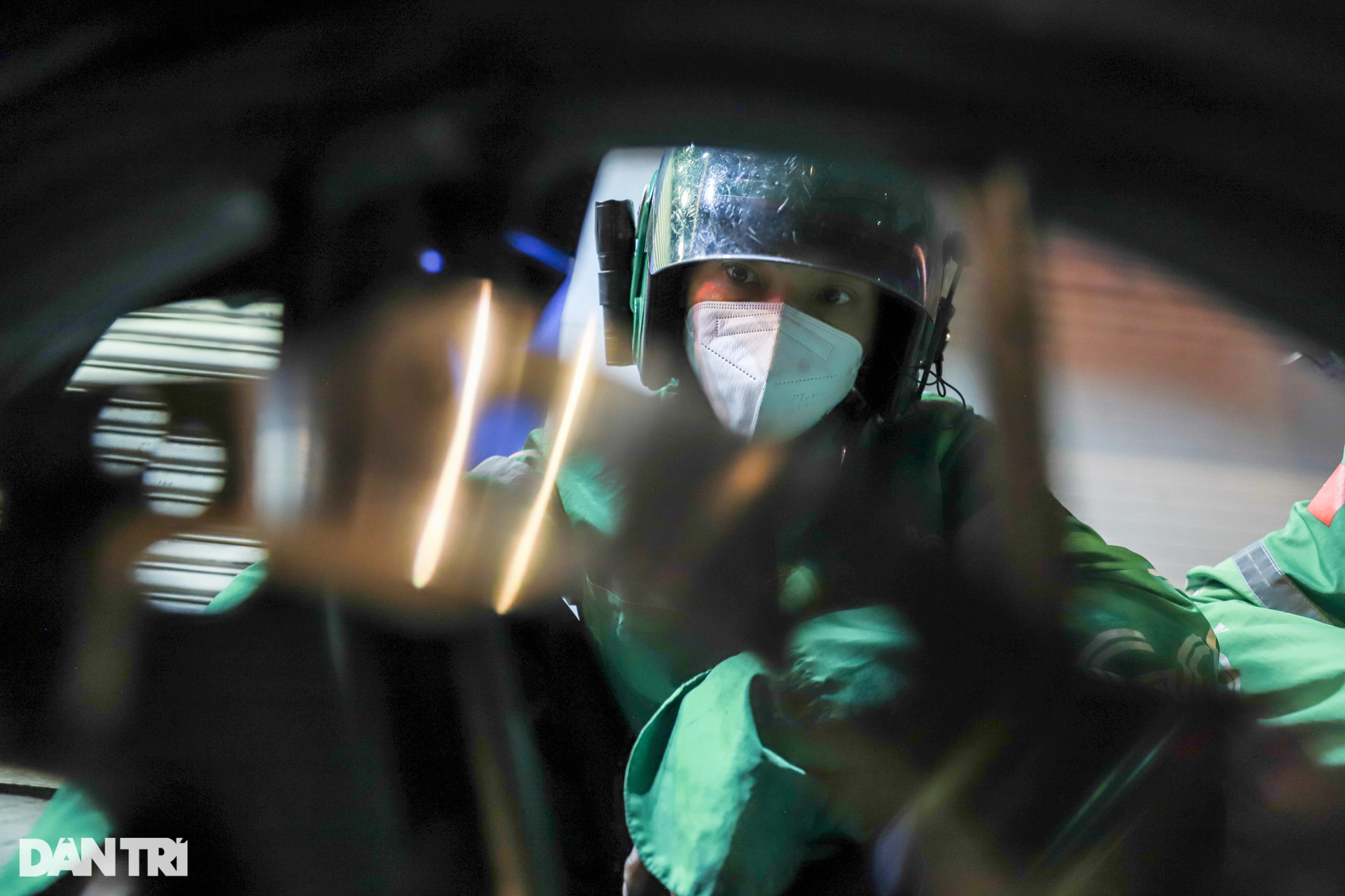 Vợ bầu sắp sinh, anh xe ôm vẫn đều đặn giúp người gặp nạn giữa đêm ở TPHCM - 8