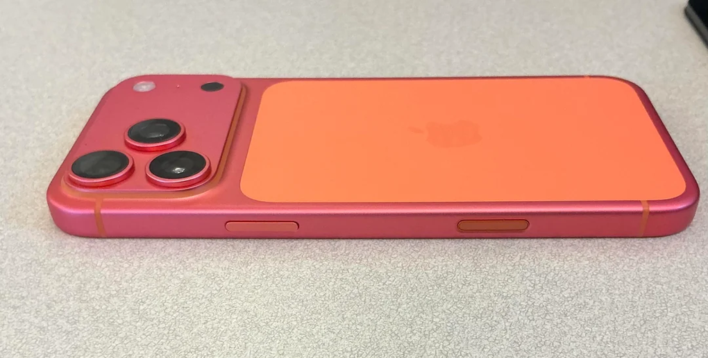 Utilizatorii raportează că iPhone 17 Pro Max a pierdut culoarea portocalie și a devenit roz - 2 Người dùng phản ánh iPhone 17 Pro Max cam bị phai, chuyển sang màu hồng - 2