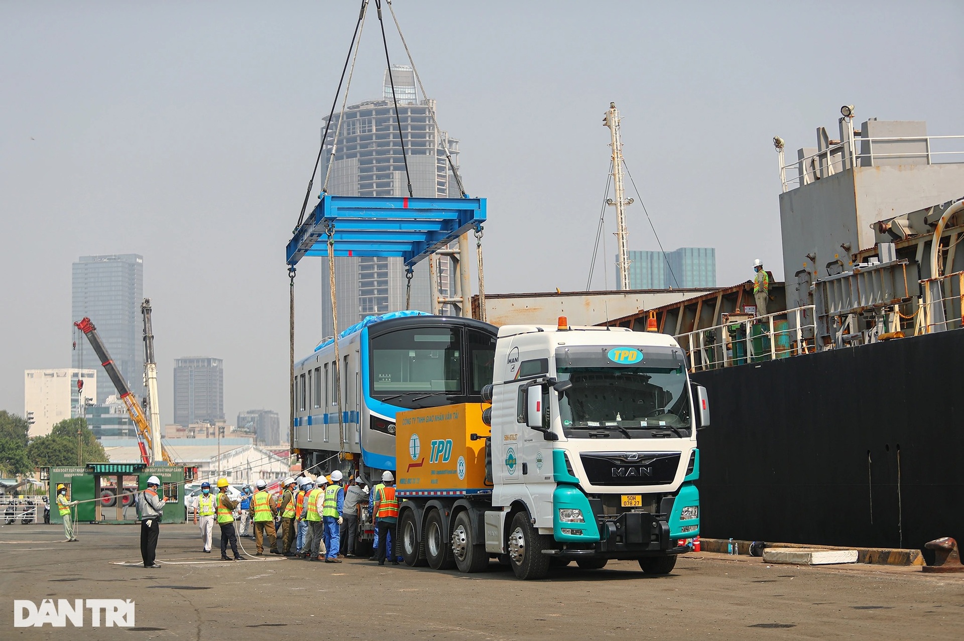 Cận cảnh 6 toa tàu Metro Số 1 cập cảng Khánh Hội ở TPHCM - 9