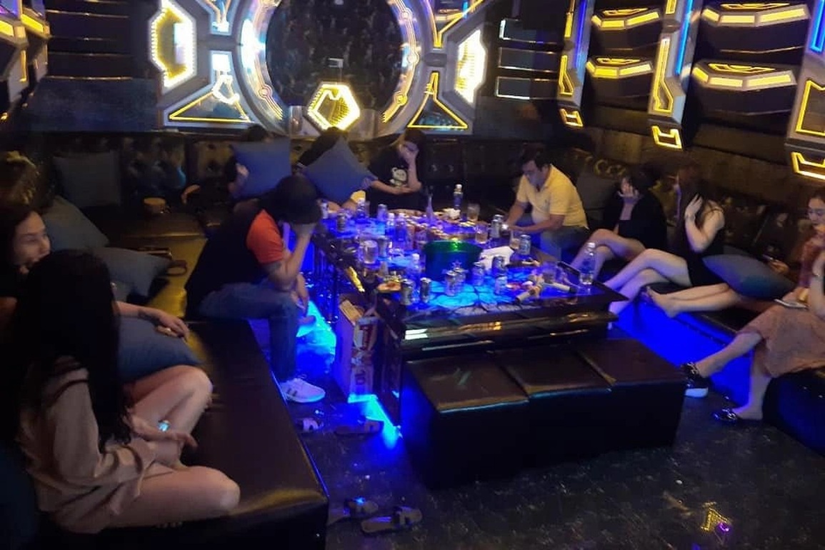 Hàng chục thanh niên bay lắc trong quán karaoke ở phố cổ Hội An - 1 Hàng chục thanh niên bay lắc trong quán karaoke ở phố cổ Hội An - 1