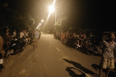 Mất điện liên tục, hàng trăm người dân đổ ra đường phản đối