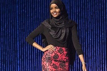 Người mẫu hồi giáo trình diễn cho Kanye West