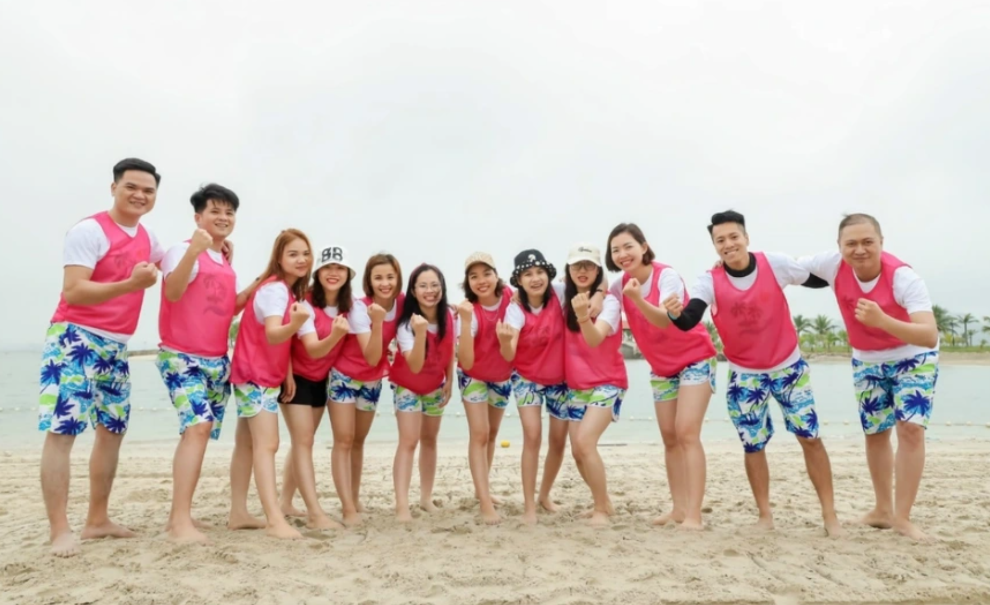 Trabalhadores se viram quando a empresa pratica team building, cavalgada e comendo banana - 2 Lao động quay xe khi công ty chơi team building cưỡi ngựa, cắn chuối - 2