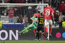 Hai lần dẫn trước, Ajax vẫn bị cầm hòa trên sân Benfica