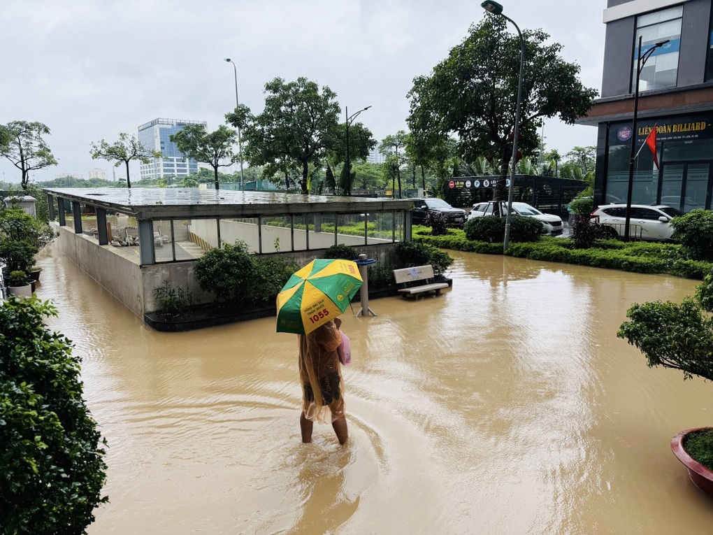 Nước ngập sâu, dân chung cư ở Hà Nội cho xe máy vào thang máy để ra ngoài - 2 Nước ngập sâu, dân chung cư ở Hà Nội cho xe máy vào thang máy để ra ngoài - 2